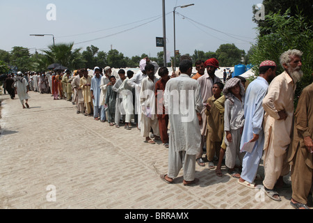 Verteilung an die Opfer der Flutkatastrophe in Pakistan zu helfen Stockfoto