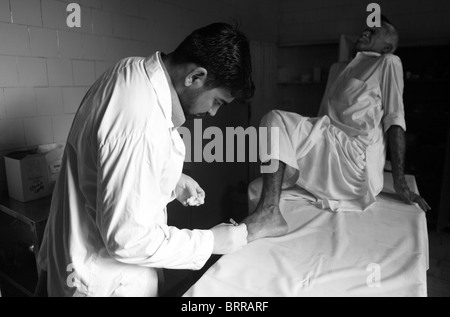 medizinische Versorgung für die Opfer der Überschwemmungen in pakistan Stockfoto