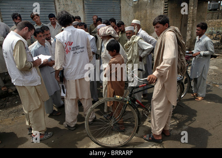 Verteilung an die Opfer der Flutkatastrophe in Pakistan zu helfen Stockfoto