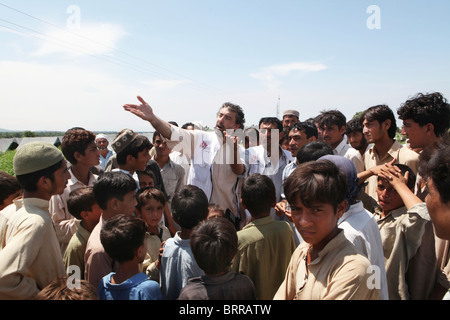 Verteilung an die Opfer der Flutkatastrophe in Pakistan zu helfen Stockfoto