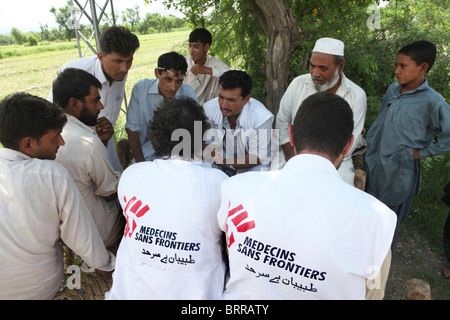 Verteilung an die Opfer der Flutkatastrophe in Pakistan zu helfen Stockfoto