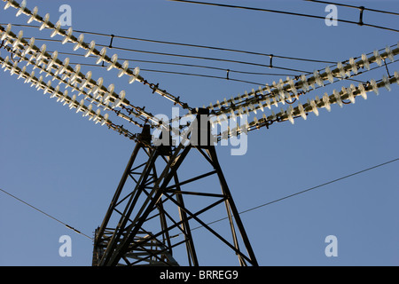 Strommast von unten. Isolatoren Stockfoto