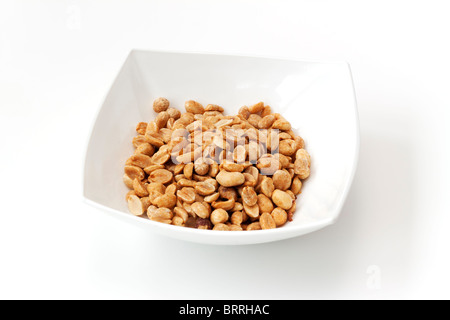 Trocken geröstete Erdnüsse salzigen snack in einem weißen Keramik Teller Stockfoto