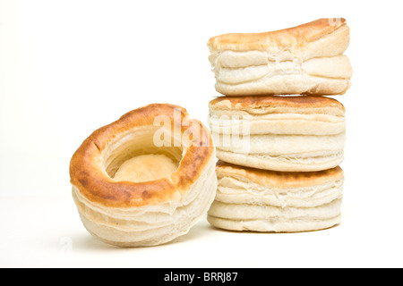 abstrakte leere Blätterteig Vol au Vent Fällen isoliert auf weiss. Stockfoto