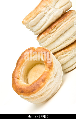 abstrakte leere Blätterteig Vol au Vent Fällen isoliert auf weiss. Stockfoto