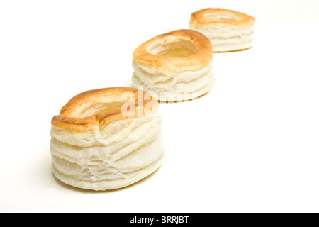 abstrakte leere Blätterteig Vol au Vent Fällen isoliert auf weiss. Stockfoto