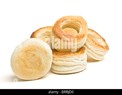 abstrakte leere Blätterteig Vol au Vent Fällen isoliert auf weiss. Stockfoto