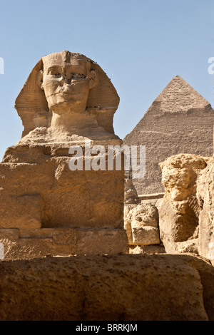Die große Sphinx und Pyramide von Khafre (Chephren) in Gizeh, Ägypten. Stockfoto
