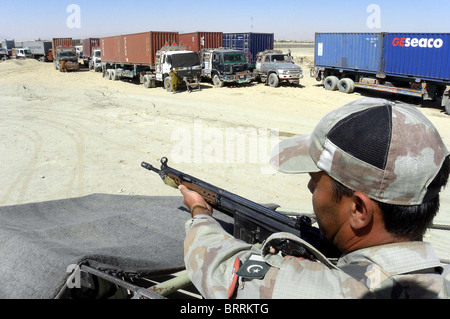 Armee-offizielle steht Warnung im Terminal des Afghanistan-gebundenen NATO LKW als Sicherheit alarmiert am Terminal wurde Stockfoto