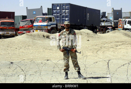 Armee-offizielle steht Warnung im Terminal des Afghanistan-gebundenen NATO LKW als Sicherheit alarmiert am Terminal wurde Stockfoto