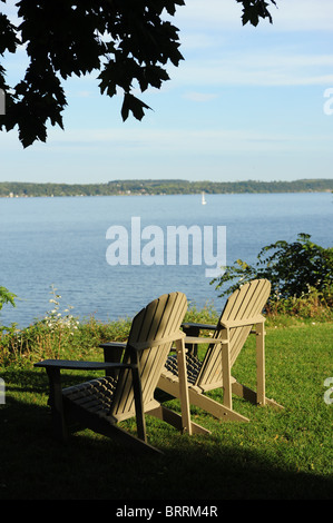 USA New York NY Genf Finger Lakes Region Genfer See - Adirondack Stühle mit Blick auf Genfer See Stockfoto