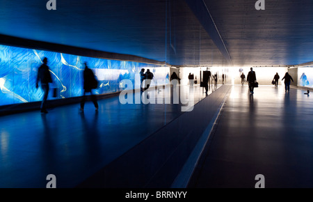 Fußgänger, vorbei an einer u-Bahn in modernem design Stockfoto