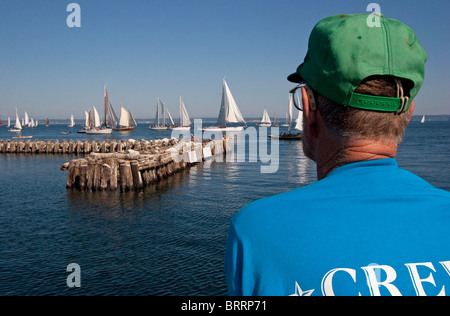 Mann beobachten große und kleine hölzerne Segelboote Segeln in Wooden Boat Festival, Port Townsend, Washington, USA Stockfoto