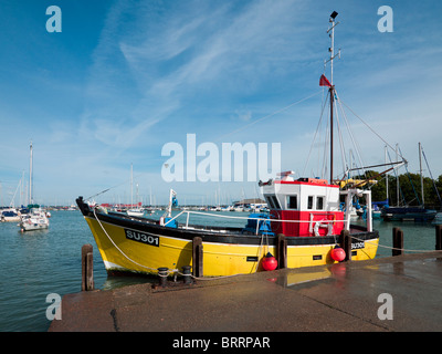 Gelbe kommerziellen Shell Fischkutter vertäut Kai am Ashlett am Southampton Water Stockfoto