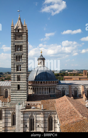 Seitenansicht des berühmten, ikonischen, schwarz-weiß gestreiften Turms und der Kuppel der Kathedrale in Sienna, Toskana, Italien Stockfoto