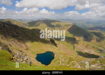 Blick vom Gipfel des Coniston Greis über Niedrigwasser in Richtung Wetherlam. Englischen Lake District Stockfoto