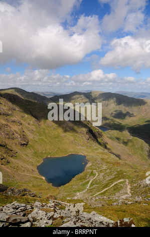 Blick vom Gipfel des Coniston Greis über Niedrigwasser in Richtung Wetherlam. Englischen Lake District Stockfoto