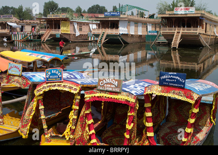 Shikaras und Hausboote auf dem dal-See in srinagar Stockfoto