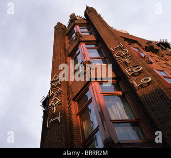 Das Grand Hotel Amrâth, Amsterdam. Früher die Hafenschifffahrt Haus Beibehaltung viele architektonische Merkmale seiner Vergangenheit. Luxushotels. Stockfoto