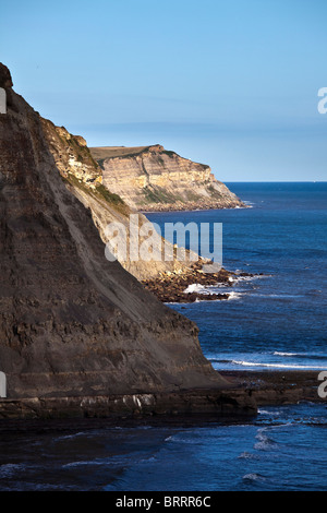 Steile Klippen an der Küste von Yorkshire, nördlich von Robin Hoods Bay, Stockfoto