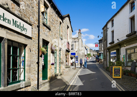 Der Hauptstraße in das Dorf Grassington, Upper Wharfedale Yorkshire Dales, North Yorkshire, England, UK Stockfoto