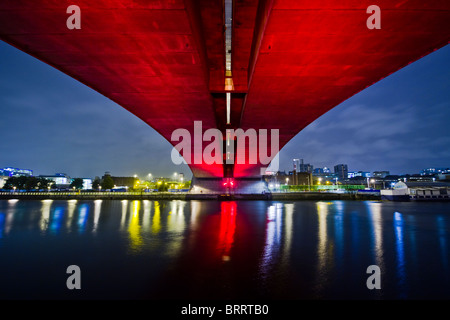 Glasgows Kingston Brücke über den Fluss Clyde in der Nacht. Stockfoto