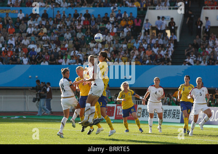 Abby Wambach der Vereinigten Staaten (l) und Linda Forsberg von Sweden (r) für einen Header während einer 2007-Frauen-WM-Spiel zu springen. Stockfoto