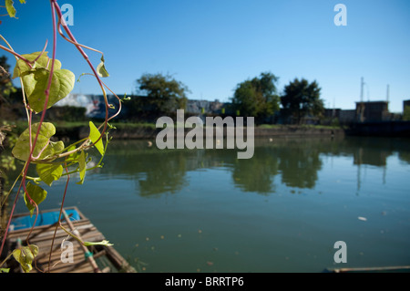 Die verschmutzten binnen-und Gowanuskanal in Brooklyn in New York Stockfoto