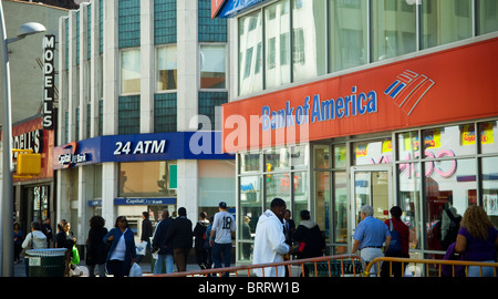 Kapital ein und Bank of Amerika Niederlassungen auf der anderen Straßenseite von einander in Downtown Brooklyn in New York Stockfoto