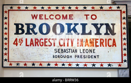 Die berühmten "Welcome to Brooklyn" melden Sie jetzt hängt in Brooklyn Borough Hall in New York Stockfoto