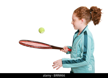 ein rot geleitet-Mädchen mit einem Tennisschläger und Ball über weiß Stockfoto