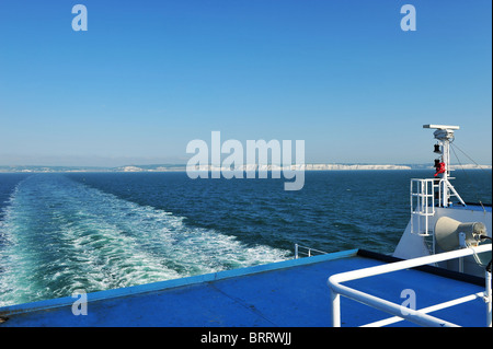 Blick vom hinteren Teil eines Schiffes, wie es über den Ärmelkanal zwischen Dover, England und Calais, Frankreich Segel. Stockfoto