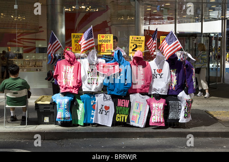 Straßenhändler verkauft New York T-shirts und Hoodies auf der Straße in Manhattan. Stockfoto