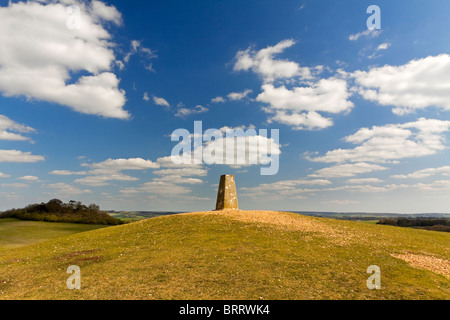 Ordnance Survey Triangulation oder trigonometrischen Punkt am Danebury Wallburg in der Nähe von Andover in Hampshire, England UK Stockfoto