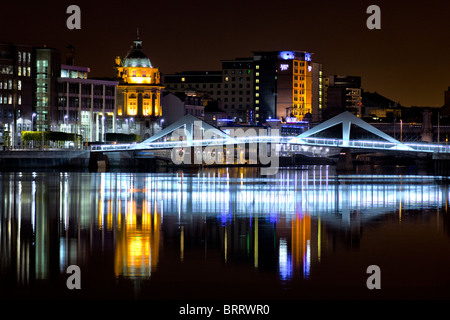 Glasgows Squinty Bridge bei Nacht über den Fluss Clyde. Stockfoto