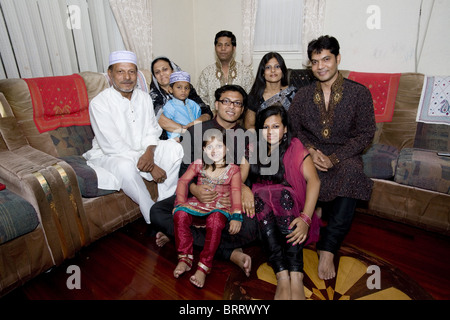 Drei Generation bekommt Bangladeshi amerikanischen muslimischen Familie zusammen am Ende des Ramadan auf Eid, das Fasten zu brechen Stockfoto