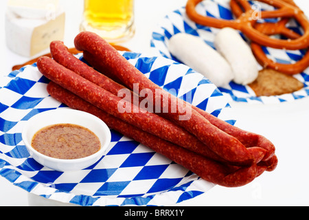 Schinken Sie-Mettwurst-Würste mit süßem Senf, Weißwürste, gesalzene Brezeln und Bier, bayerischen Stockfoto