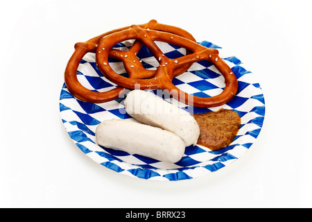 Weißwürste, gesalzene Brezeln und süßem Senf auf einem bayerischen Teller Stockfoto