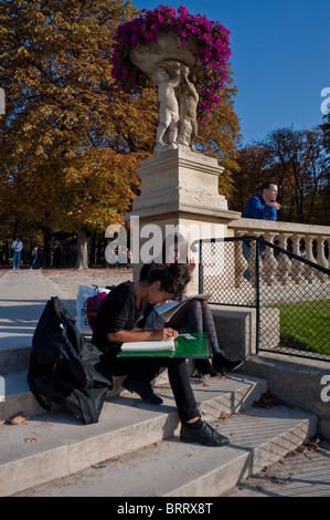 Paris, Frankreich, kleine Gruppen im Luxembourg Park, Jardin du Luxembourg, Teenager, die auf Treppen ziehen, Herbst und Paris, Studenten im Park Stockfoto