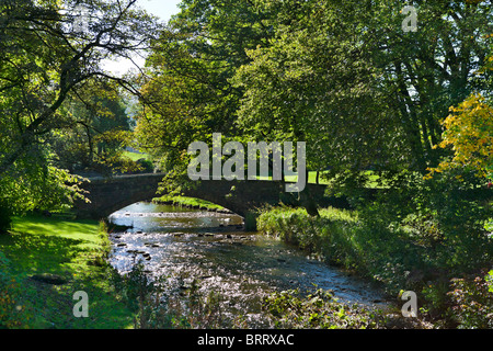 Steinbrücke über Linton Beck im Dorf Linton, nahe Grassington, Wharfedale, Yorkshire Dales National Park, England Stockfoto