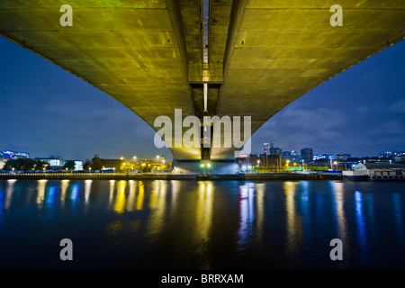 Glasgows Kingston Brücke über den Fluss Clyde in der Nacht. Stockfoto