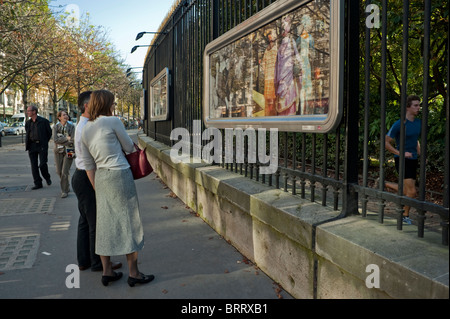 Paris, Frankreich, Menschen in Luxemburg Park Jardin du Luxembourg, paar Blick auf Outdoor-Foto-Ausstellung auf Zaun Stockfoto