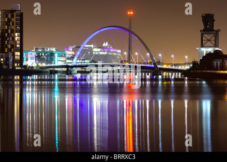 Eine Langzeitbelichtung Glasgows Bogen Brücke über den Fluss Clyde. Stockfoto