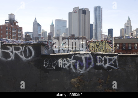 Graffiti übersät Dächer im Bereich Chinatown kommen aus der Manhattan Bridge, Brooklyn nach Manhattan aus gesehen. Stockfoto