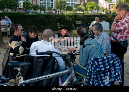 Paris, Frankreich, Menschen im Luxembourg Park, Jardin du Luxembourg, Schachältere Männer, Freunde paris Stockfoto