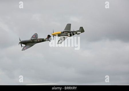 Spitfire und American P-51 Mustang fliegen beim Goodwood Revival 2010 Stockfoto