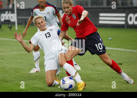 Kristine Lilly von den USA (13) verteidigt gegen Kelly Smith aus England (10) während eines 2007 Frauen WM Viertelfinalspiel. Stockfoto