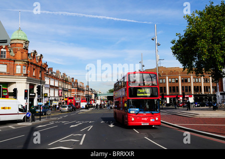 Ein roter Doppeldecker-Bus auf Brixton Road, Brixton, London, England, UK Stockfoto