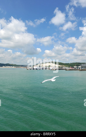 Blick aus dem Passagierdeck eine Cross-Channel-Autofähre Vorbereitung auf Dover Hafen in Kent, UK Stockfoto