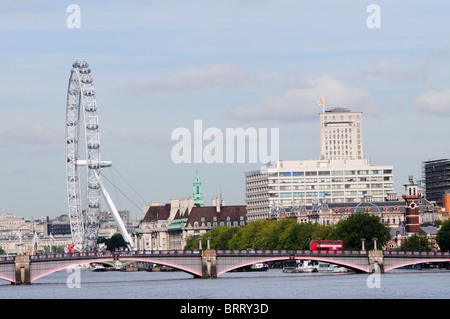 Lambeth Bridge mit dem London Eye und St. Thomas Hospital von Vauxhall Bridge, London, England, UK Stockfoto